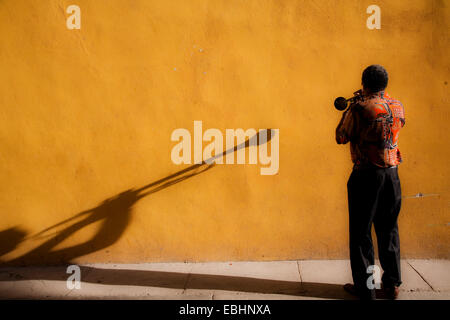 Man Playing Trumpet sur rue, vieille ville, La Havane, Cuba Banque D'Images