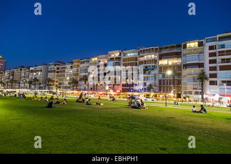 IZMIR, TURQUIE - 21 juillet 2014 : les gens sur l'herbe à côté d'Izmir où Kordon est l'un des plus populaires de destination pour facilement acessible Banque D'Images