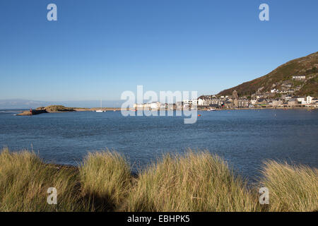 Ville de Barmouth, Pays de Galles. La fin de l'automne vue pittoresque de port et l'estuaire de Barmouth. Banque D'Images