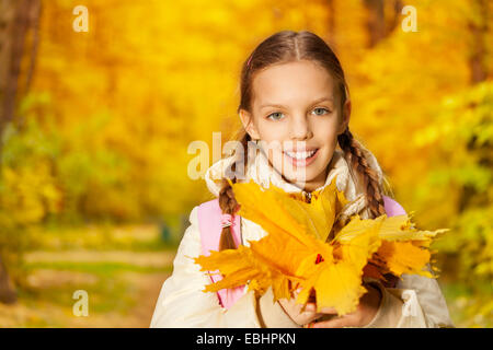 Portrait de fille avec des feuilles jaunes d'automne bouquet Banque D'Images