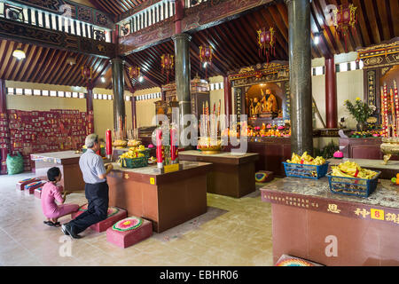 L'homme et la femme priant au temple chinois de Tua Pek Kong, Miri, Sarawak, Malaisie Banque D'Images