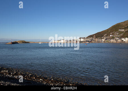 Ville de Barmouth, Pays de Galles. La fin de l'automne vue pittoresque de port et l'estuaire de Barmouth. Banque D'Images