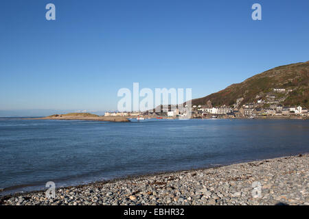 Ville de Barmouth, Pays de Galles. La fin de l'automne vue pittoresque de port et l'estuaire de Barmouth. Banque D'Images