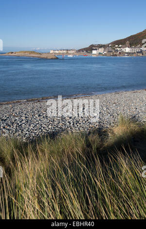 Ville de Barmouth, Pays de Galles. La fin de l'automne vue pittoresque de port et l'estuaire de Barmouth. Banque D'Images