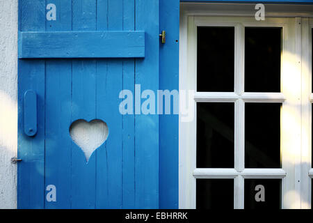 Couleur d'un trou en forme de cœur dans une certaines planches. Banque D'Images