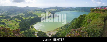 Les touristes d'admirer la vue sur le lac de cratère volcanique à Furnas sur l'île de Sao Miguel aux Açores, Portugal. Banque D'Images