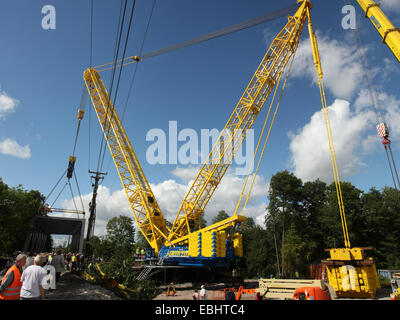 L'une des plus grandes grues en Europe, un Havator 6800 PC, levage d'une tonne 300 pont de chemin de fer de l'acier sur place sur la rivière à Nykoping, Suède. Banque D'Images