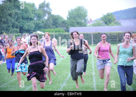 Les mamans en course à l'école sports le jour Banque D'Images