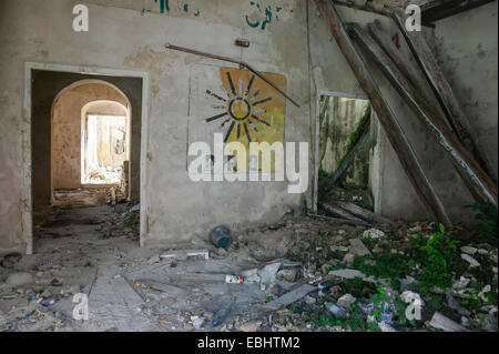 Siège abandonné du P.R.D. Parti de la révolution démocratique dans un bâtiment colonial espagnol en ruine, Campeche, Mexique. Banque D'Images
