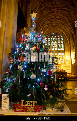 Arbre de Noël dans l'église de la Vierge Marie, Warwick, Warwickshire, England, UK Banque D'Images