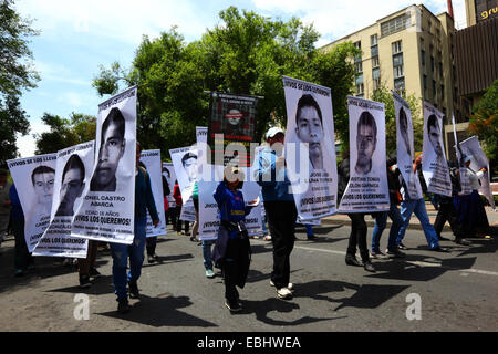 Les manifestants portent des banderoles avec des visages des 43 étudiants disparus au Mexique pendant une marche pour réclamer leur libération, La Paz, Bolivie Banque D'Images