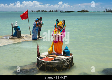 L'Ile Maurice, Grand Gaube Sai Shakti Mandir, fidèles au Seigneur hindou Narasimha front de culte Banque D'Images