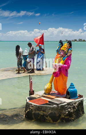 L'Ile Maurice, Grand Gaube Sai Shakti Mandir, fidèles au Seigneur hindou Narasimha front de culte Banque D'Images