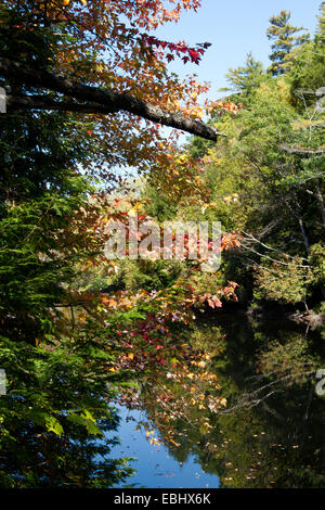 Rivière eau scène lac montagnes Adirondack dans l'automne l'automne de l'année. Banque D'Images