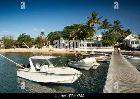 L'Ile Maurice, Trou aux Biches, loisirs bateau amarré au large de la plage publique Banque D'Images