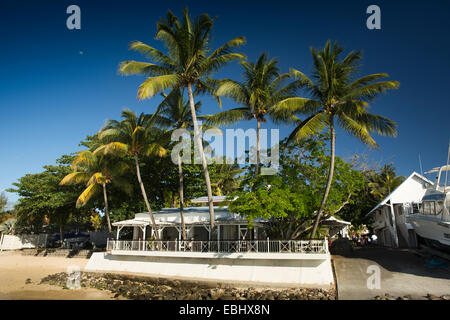 L'Ile Maurice, Trou aux Biches, plage publique, belle propriété en bord de mer sous les palmiers Banque D'Images