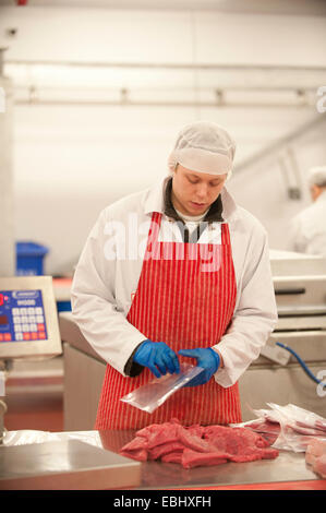 Les bouchers dans une usine de transformation Banque D'Images