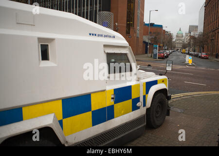 Ormeau Avenue, Belfast, Royaume-Uni Irlande du Nord. 1er décembre 2014. Une landrover PSNI à un point de contrôle de police. La Police en Irlande du Nord ont augmenté sur le terrain en raison de la terreur policière a soulevé la menace à l'approche de Noël Crédit : Bonzo/Alamy Live News Banque D'Images