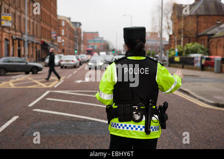 Ormeau Avenue, Belfast, Royaume-Uni Irlande du Nord. 1er décembre 2014. Un agent de la circulation à l'arrêt PSNI un point de contrôle de police. La Police en Irlande du Nord ont augmenté sur le terrain en raison de la terreur policière a soulevé la menace à l'approche de Noël Crédit : Bonzo/Alamy Live News Banque D'Images