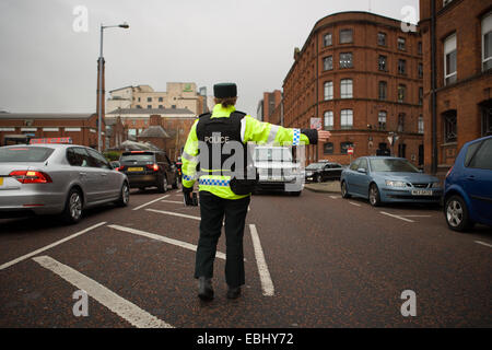 Ormeau Avenue, Belfast, Royaume-Uni Irlande du Nord. 1er décembre 2014. Un agent arrête un RangeRover PSNI à un point de contrôle de police. La Police en Irlande du Nord ont augmenté sur le terrain en raison de la terreur policière a soulevé la menace à l'approche de Noël Crédit : Bonzo/Alamy Live News Banque D'Images