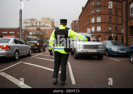 Ormeau Avenue, Belfast, Royaume-Uni Irlande du Nord. 1er décembre 2014. Un agent arrête un RangeRover PSNI à un point de contrôle de police. La Police en Irlande du Nord ont augmenté sur le terrain en raison de la terreur policière a soulevé la menace à l'approche de Noël Crédit : Bonzo/Alamy Live News Banque D'Images