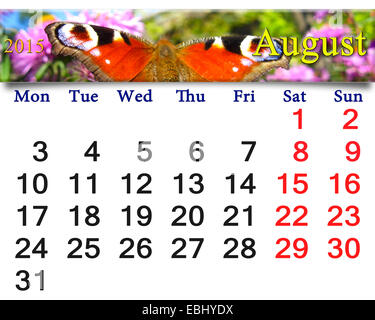 Beau calendrier pour le mois d'août de l'année 2015 avec l'image de l'œil de paon papillon