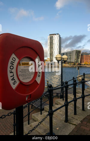 La vie porte-ceinture sur la promenade, Harbour City, Érié, Salford Quays, Manchester, UK Banque D'Images