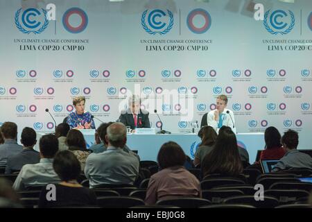 Lima, Pérou. 1er décembre 2014. Reporters assiste à une conférence de presse de Convention-cadre des Nations Unies sur les changements climatiques (CCNUCC), à Lima, capitale du Pérou, le 1er décembre 2014. © Xu Zijian/Xinhua/Alamy Live News Banque D'Images