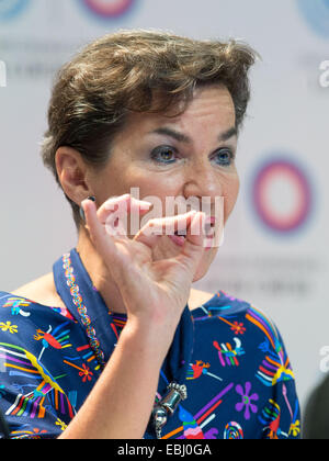 Lima, Pérou. 1er décembre 2014. Christiana Figueres, secrétaire exécutif de la Convention-cadre des Nations Unies sur les changements climatiques (CCNUCC) prend la parole lors d'une conférence de presse à Lima, capitale du Pérou, le 1er décembre 2014. © Xu Zijian/Xinhua/Alamy Live News Banque D'Images