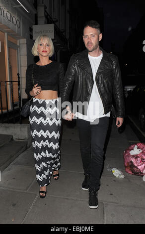 Sarah Harding et petit ami Mark Foster dehors et environ à Mayfair avec : Sarah Harding,Mark Foster Où : London, Royaume-Uni Quand : 29 mai 2014 Banque D'Images