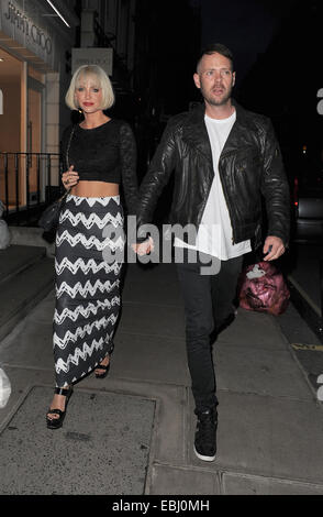 Sarah Harding et petit ami Mark Foster dehors et environ à Mayfair avec : Sarah Harding,Mark Foster Où : London, Royaume-Uni Quand : 29 mai 2014 Banque D'Images