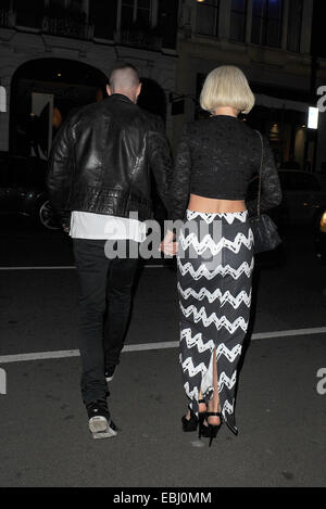 Sarah Harding et petit ami Mark Foster dehors et environ à Mayfair avec : Sarah Harding,Mark Foster Où : London, Royaume-Uni Quand : 29 mai 2014 Banque D'Images