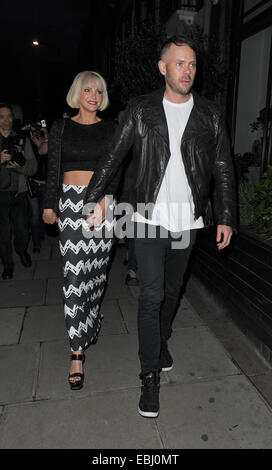 Sarah Harding et petit ami Mark Foster dehors et environ à Mayfair avec : Sarah Harding,Mark Foster Où : London, Royaume-Uni Quand : 29 mai 2014 Banque D'Images