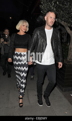 Sarah Harding et petit ami Mark Foster dehors et environ à Mayfair avec : Sarah Harding,Mark Foster Où : London, Royaume-Uni Quand : 29 mai 2014 Banque D'Images