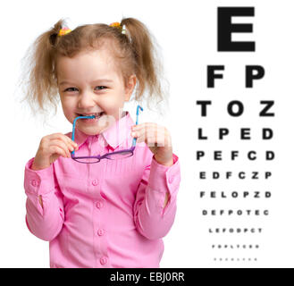 Smiling girl a décollé de lunettes avec des yeux flous graphique derrière elle Banque D'Images