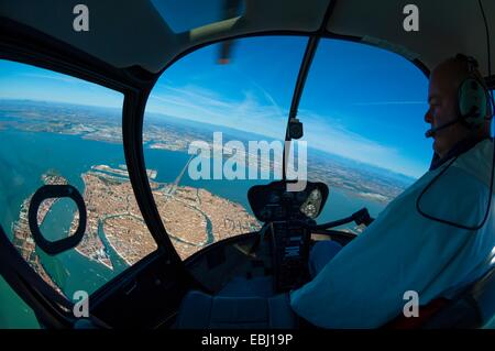 Pilote d'hélicoptère Robinson R44 en vol sur Venise, Italie, Europe Banque D'Images