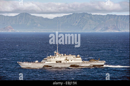 L'US Navy, le USS combat littoral Fort Worth avec un UH-60A Black Hawk lors des qualifications d'appontage, le 25 novembre 2014 au large de la côte d'Oahu, Hawaii. Banque D'Images