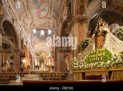 La Cathédrale de Santiago du Chili. Cathédrale métropolitaine, Catedral Metropolitana sur Plaza de Armas Virgen del Carmen, patronne du Chili. Banque D'Images