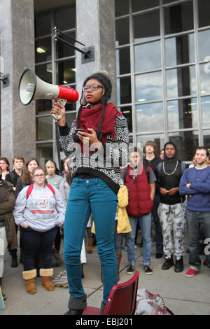 Amherst, Massachusetts, USA. 1er décembre 2014. Une femme parle de manifestants au "Haut les mains, marche de protestation" en l'honneur de Michael Brown. University of Massachusetts Amherst, Amherst, Massachusetts, USA, le lundi, Décembre 1, 2014. Crédit : Susan Pease/Alamy Live News Banque D'Images