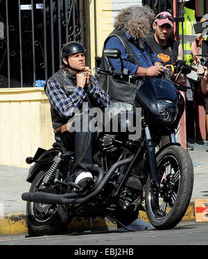 Charlie Hunnam houblon sur son vélo sur l'ensemble des 'Sons of Anarchy' après avoir pris congé pour son nouveau film film Crimson Peak au Canada. L'acteur britannique a été vu fricoter avec le reste de la distribution comme ils le film la dernière saison à leur hit biker show. D'interieurélectronique Banque D'Images