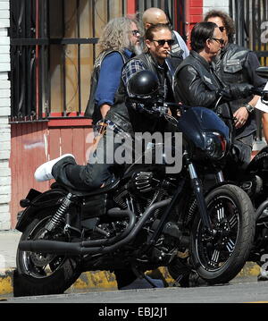 Charlie Hunnam houblon sur son vélo sur l'ensemble des 'Sons of Anarchy' après avoir pris congé pour son nouveau film film Crimson Peak au Canada. L'acteur britannique a été vu fricoter avec le reste de la distribution comme ils le film la dernière saison à leur hit biker show. D'interieurélectronique Banque D'Images