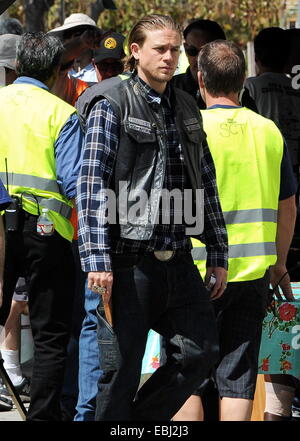 Charlie Hunnam houblon sur son vélo sur l'ensemble des 'Sons of Anarchy' après avoir pris congé pour son nouveau film film Crimson Peak au Canada. L'acteur britannique a été vu fricoter avec le reste de la distribution comme ils le film la dernière saison à leur hit biker show. D'interieurélectronique Banque D'Images