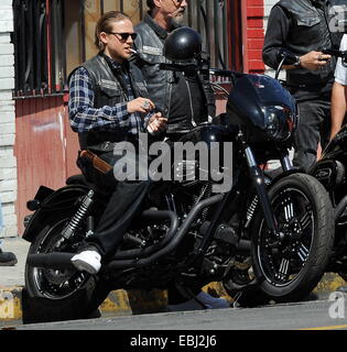 Charlie Hunnam houblon sur son vélo sur l'ensemble des 'Sons of Anarchy' après avoir pris congé pour son nouveau film film Crimson Peak au Canada. L'acteur britannique a été vu fricoter avec le reste de la distribution comme ils le film la dernière saison à leur hit biker show. D'interieurélectronique Banque D'Images