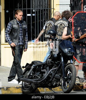 Charlie Hunnam houblon sur son vélo sur l'ensemble des 'Sons of Anarchy' après avoir pris congé pour son nouveau film film Crimson Peak au Canada. L'acteur britannique a été vu fricoter avec le reste de la distribution comme ils le film la dernière saison à leur hit biker show. D'interieurélectronique Banque D'Images