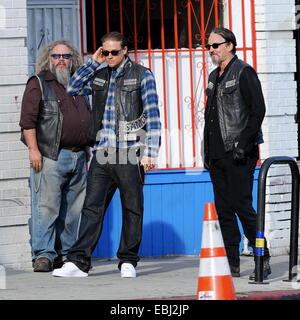 Charlie Hunnam houblon sur son vélo sur l'ensemble des 'Sons of Anarchy' après avoir pris congé pour son nouveau film film Crimson Peak au Canada. L'acteur britannique a été vu fricoter avec le reste de la distribution comme ils le film la dernière saison à leur hit biker show. D'interieurélectronique Banque D'Images