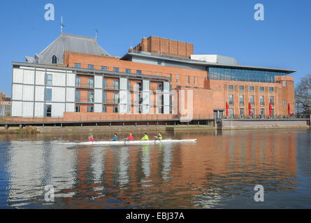 Cox's quatre l'aviron en face de la Royal Shakespeare Company Théâtre sur la rivière Avon, à Stratford upon Avon Banque D'Images