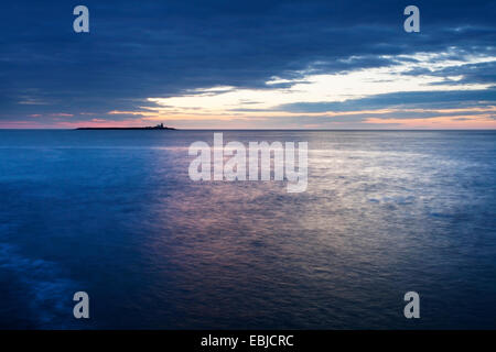 La lumière sur la mer et l'Île Coquet à l'aube l'Amblève par la mer de la côte de Northumberland England Banque D'Images