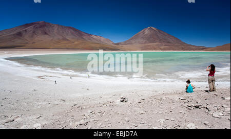 Les touristes qui envisagent la Laguna Verde (lagune verte) et le volcan Licancabur. Excursion au Salar de Uyuni. La Bolivie Banque D'Images