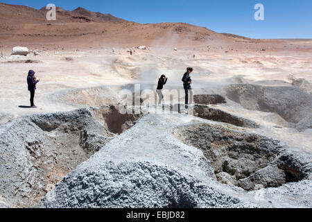 Sol de Mañana zone géothermique. Salar de Uyuni tour. La Bolivie Banque D'Images