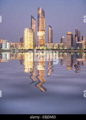 Skyline et la réflexion de bâtiments modernes le long du front de mer de la Corniche d'Abu Dhabi Emirats Arabes Unis Banque D'Images